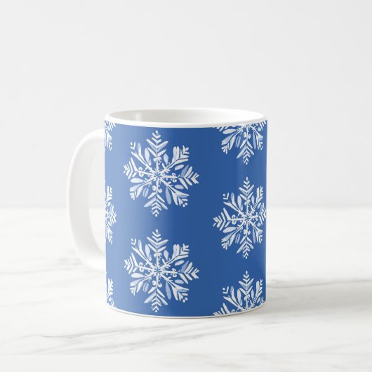 White Snowflake über Blue Christmas Holiday Patter Kaffeetasse (Vorderseite Links)