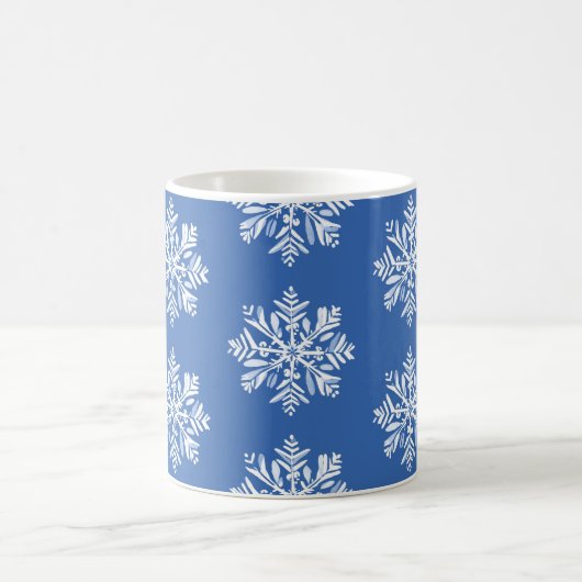 White Snowflake über Blue Christmas Holiday Patter Kaffeetasse (Mittel)