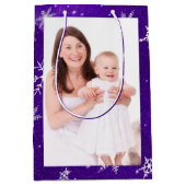 White Snowflakes Blue-Lila Backgrd Med Geschenktas Mittlere Geschenktüte (Vorderseite)