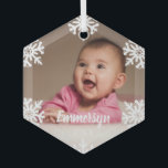 White Snowflakes Foto Ornament Aus Glas<br><div class="desc">Schöne Weihnachtsschmuck: Fügen Sie ein Foto Ihres Babys,  Jungs oder Mädchens,  und ihren Namen und das Jahr. Weiße Schneeflocken werden auf Ihrem Foto gedruckt,  um ihm ein wunderbar winterliches Gefühl zu geben. Bildvorlage über Pixabay,  lizenziert unter CC0 und muss durch Ihr eigenes Foto ersetzt werden</div>