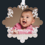 White Snowflakes Foto Ornament Karte<br><div class="desc">Schöne Weihnachtsschmuck: Fügen Sie ein Foto Ihres Babys,  Jungs oder Mädchens,  und ihren Namen und das Jahr. Weiße Schneeflocken werden auf Ihrem Foto gedruckt,  um ihm ein wunderbar winterliches Gefühl zu geben. Bildvorlage über Pixabay,  lizenziert unter CC0 und muss durch Ihr eigenes Foto ersetzt werden</div>