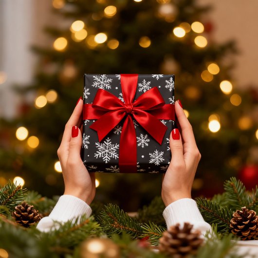 White Snowflakes On Black Background Christmas Geschenkpapier