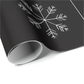 White Snowflakes On Black Background Christmas Wra Geschenkpapier (Rolleneckpunkt)