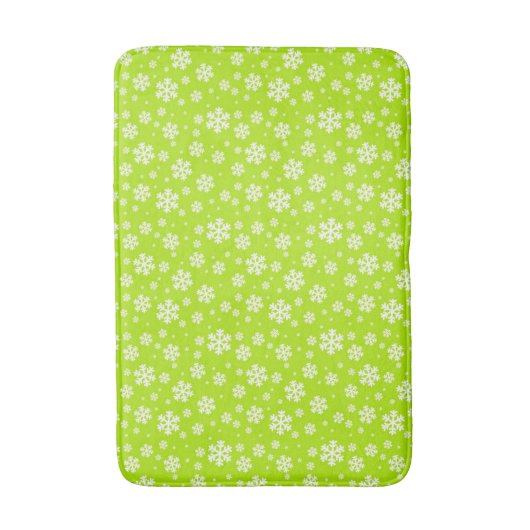 White Snowflakes on Green Winter Pattern Badematte (Vorderseite Vertikal)