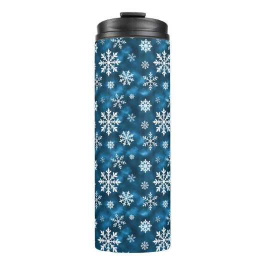 White Snowflakes On Icy Blue Winter Background Thermosbecher (Vorderseite)