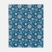 White Snowflakes Pattern On Blue Winter Fleecedecke (Vorderseite)