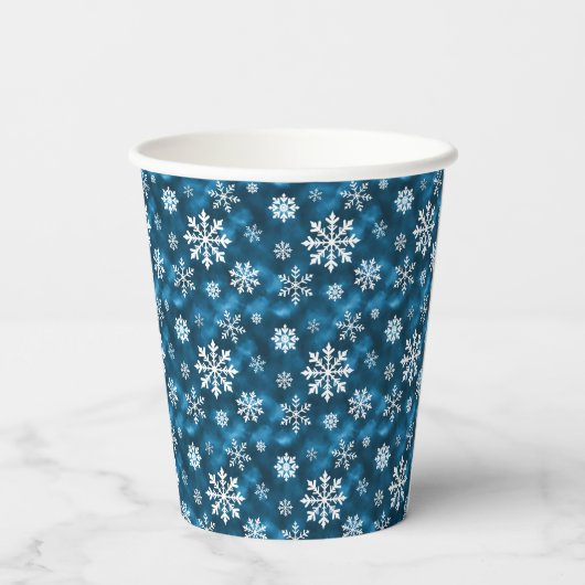 White Snowflakes Pattern On Winter Blue Background Pappbecher (Rückseite)