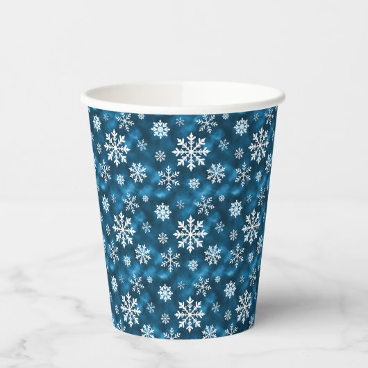 White Snowflakes Pattern On Winter Blue Background Pappbecher (Links)
