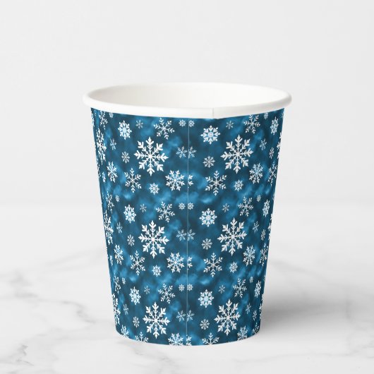 White Snowflakes Pattern On Winter Blue Background Pappbecher (Rechts)