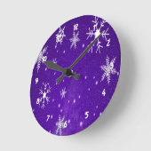 White Snowflakes with Blue-Purple Background Runde Wanduhr (Winkel)