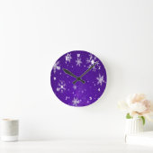 White Snowflakes with Blue-Purple Background Runde Wanduhr (Zuhause)