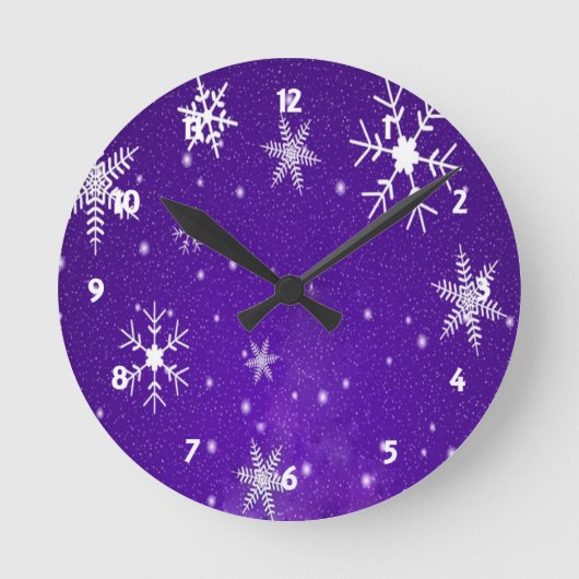 White Snowflakes with Blue-Purple Background Runde Wanduhr (Vorderseite)