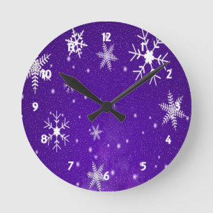 White Snowflakes with Blue-Purple Background Runde Wanduhr