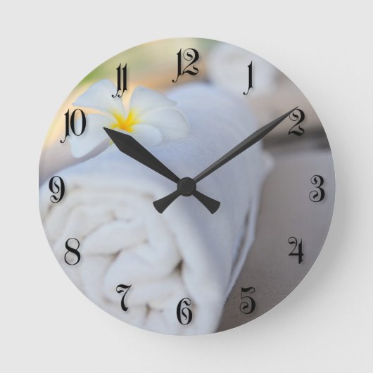 White SPA towel Runde Wanduhr (Vorderseite)