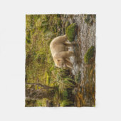White Spirit Bear jagt Fische auf Riordan Creek Fleecedecke (Vorderseite)