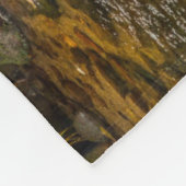 White Spirit Bear jagt Fische auf Riordan Creek Fleecedecke (Ecke)