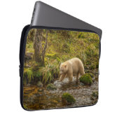 White Spirit Bear jagt Fische auf Riordan Creek Laptopschutzhülle (Vorne Rechts)