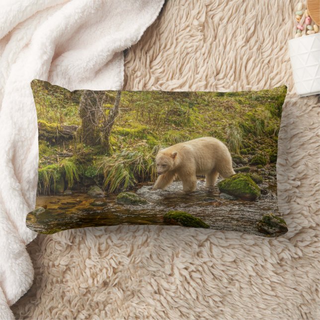 White Spirit Bear jagt Fische auf Riordan Creek Lendenkissen (Decke)