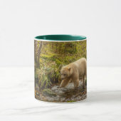 White Spirit Bear jagt Fische auf Riordan Creek Tasse (Zentrum)