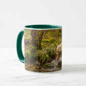 White Spirit Bear jagt Fische auf Riordan Creek Tasse (Vorderseite Links)