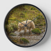 White Spirit Bear jagt Fische auf Riordan Creek Uhr (Vorderseite)
