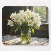 White Spring Trilliums Bouquet im Bauernhaus Fenst Mousepad (Vorne)