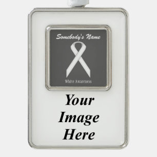 White Standard Ribbon Tmpl (V-I) von Kenneth Yonci Rahmen-Ornament Silber