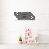 White Standard Ribbon von Kenneth Yoncich Banner (Insitu)