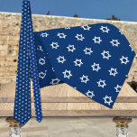 White Star von David II Navy Blue Krawatte<br><div class="desc">Ein marineblau-weißer Stern von David-Hals-Krawatte mit einem weißen Stern von David in einem Wiederholungsmuster vor einem massiven marineblauen Hintergrund.</div>