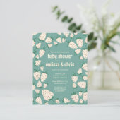 White Strawberry Niedlich Pineberry CUSTOM BABY SH Einladungspostkarte (Stehend Vorderseite)