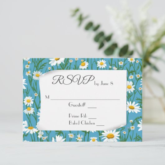White Summer Daisies for Wedding RSVP Karte (Stehend Vorderseite)