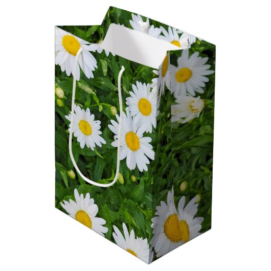 White Summer Daisy Garden Mittlere Geschenktüte (Vorderseite Schrägansicht)