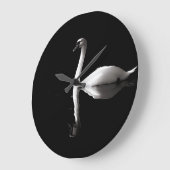 White Swan Reflection auf dem Schwarzen See Große Wanduhr (Winkel)