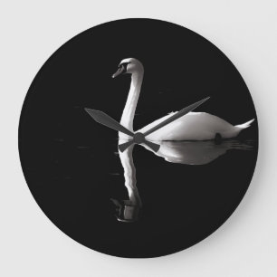 White Swan Reflection auf dem Schwarzen See Große Wanduhr
