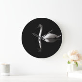 White Swan Reflection auf dem Schwarzen See Große Wanduhr (Zuhause)