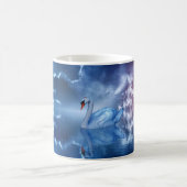 White Swan Schwimmen in einem fantasievollen Himml Kaffeetasse (Mittel)