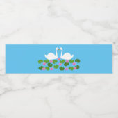 White Swans and Water lilies Wedding Wasserflaschenetikett (Einzelnes Label)