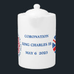 White Teapot King Charles III Coronation<br><div class="desc">Feiert die Krönung König Karls III. Dieser weiße Teekessel hat das Emblem der Krönung und eine herzförmige britische Flagge. Ideal für königliche Fans oder als Andenken an diesen historischen Anlass.</div>