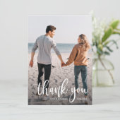 White Text Overlay Hochzeitskennzeichen Dankeskarte (Stehend Vorderseite)