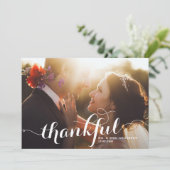 White Thankful Modern Calligraphy Foto Wedding Dankeskarte (Stehend Vorderseite)