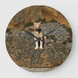 White Tiger Lookout, Große Wanduhr
