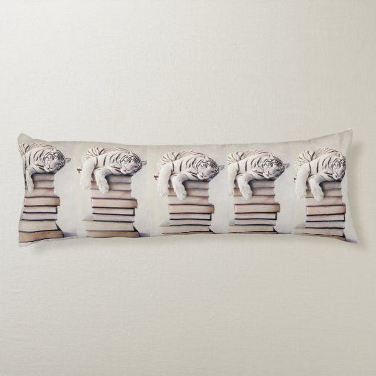 White Tiger on a Stack of Books – Elegant Body Seitenschläferkissen (Rückseite)