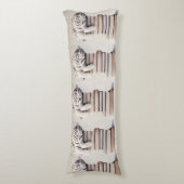 White Tiger on a Stack of Books – Elegant Body Seitenschläferkissen (Vorderseite Vertikal)