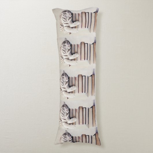 White Tiger on a Stack of Books – Elegant Body Seitenschläferkissen (Vorderseite Vertikal)
