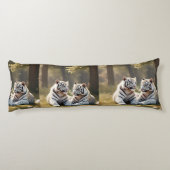 White Tigers in Soft Forest Light – Elegant Seitenschläferkissen (Rückseite)