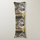 White Tigers in Soft Forest Light – Elegant Seitenschläferkissen (Vorderseite Vertikal)