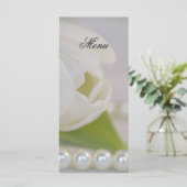 White Tulip and Pearls Spring Wedding Menu Menükarte (Stehend Vorderseite)