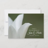 White Tulip auf Green Share a Memory Beerdigung Mitteilungskarte (Vorderseite)