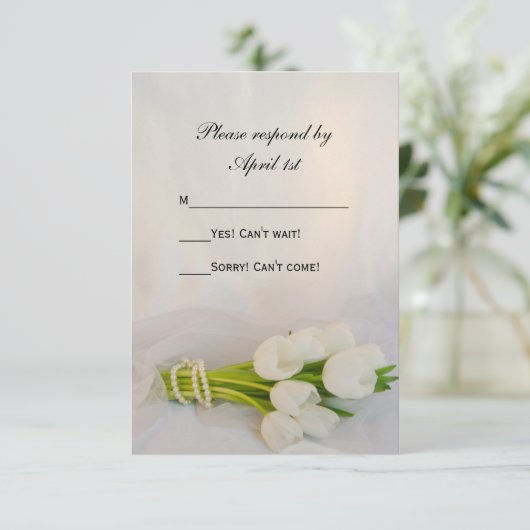 White Tulip Bouquet Spring Wedding RSVP Card (Stehend Vorderseite)