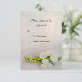 White Tulip Bouquet Spring Wedding RSVP Card Karte (Stehend Vorderseite)